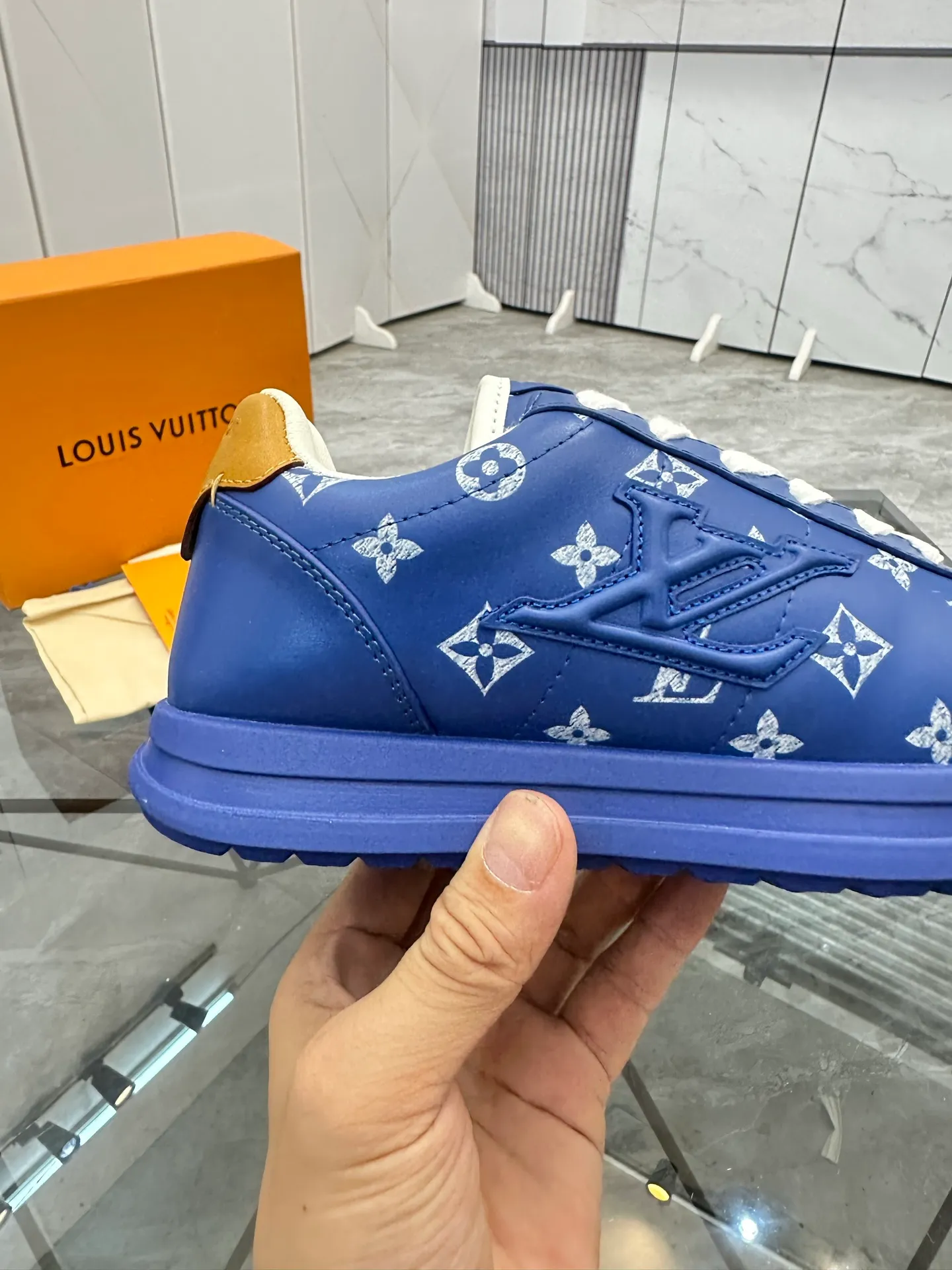 Men's shoes: 💰P700¥ Top quality Product trademark: LV* "Louis Vuitton*" low-top casual shoes Regular size: 35-45 (can be customized to 46) Couple style Product materials: Imported cowhide upper, breathable lining, original outsole. Number: two
